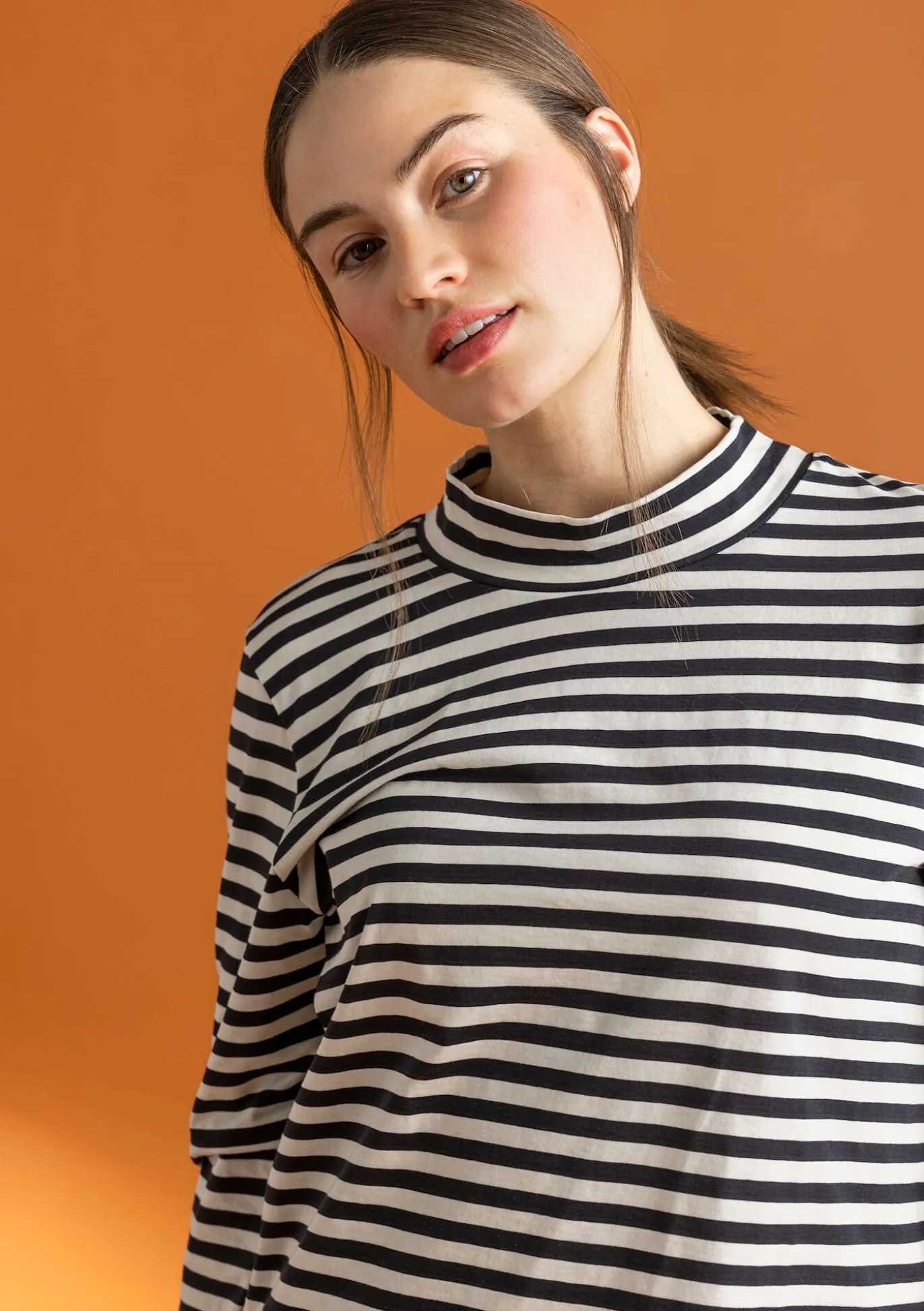 Gestreiftes Stehkragenshirt aus Bio-Baumwolle